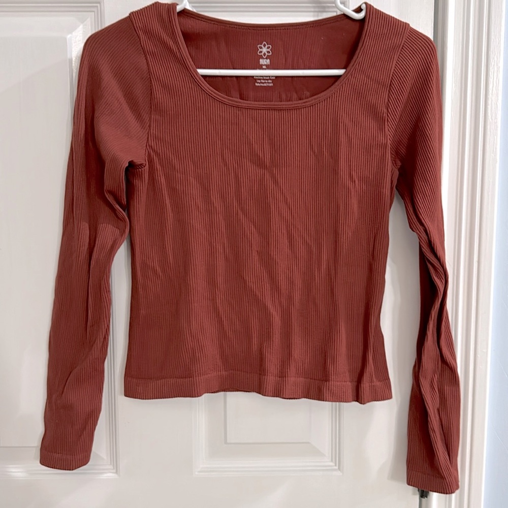 Fitted scoop neck ribbed L/S shirt. Stretchy fabric. Brownish/red color.sz M/L